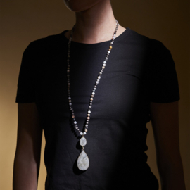 The Moshi necklace Camilla grey