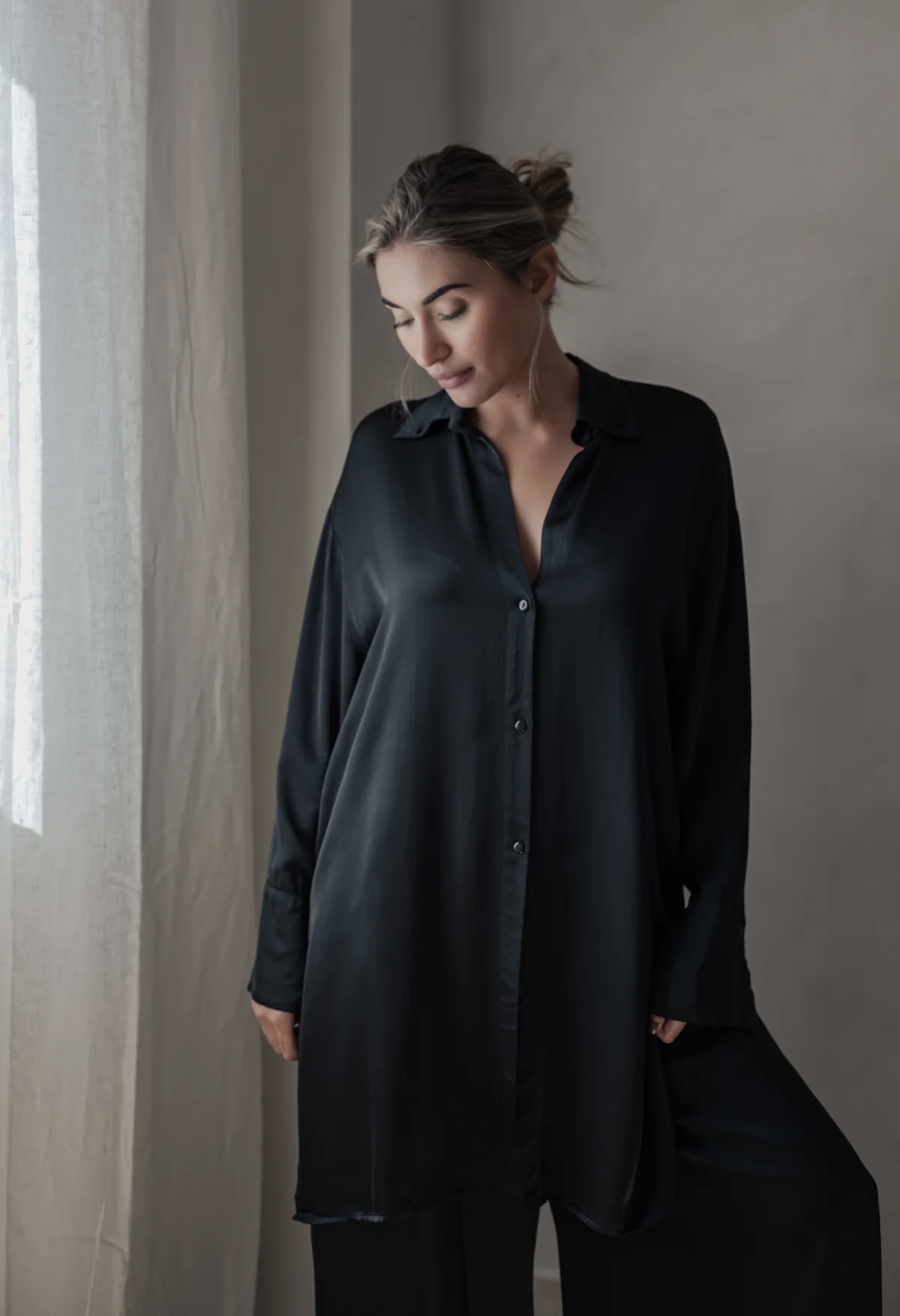 BYPIAS GLOWING SATIN LUXE VELONA BLOUSE BLACK