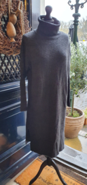 Gebreide jurk Vera Antraciet met col en splitjes