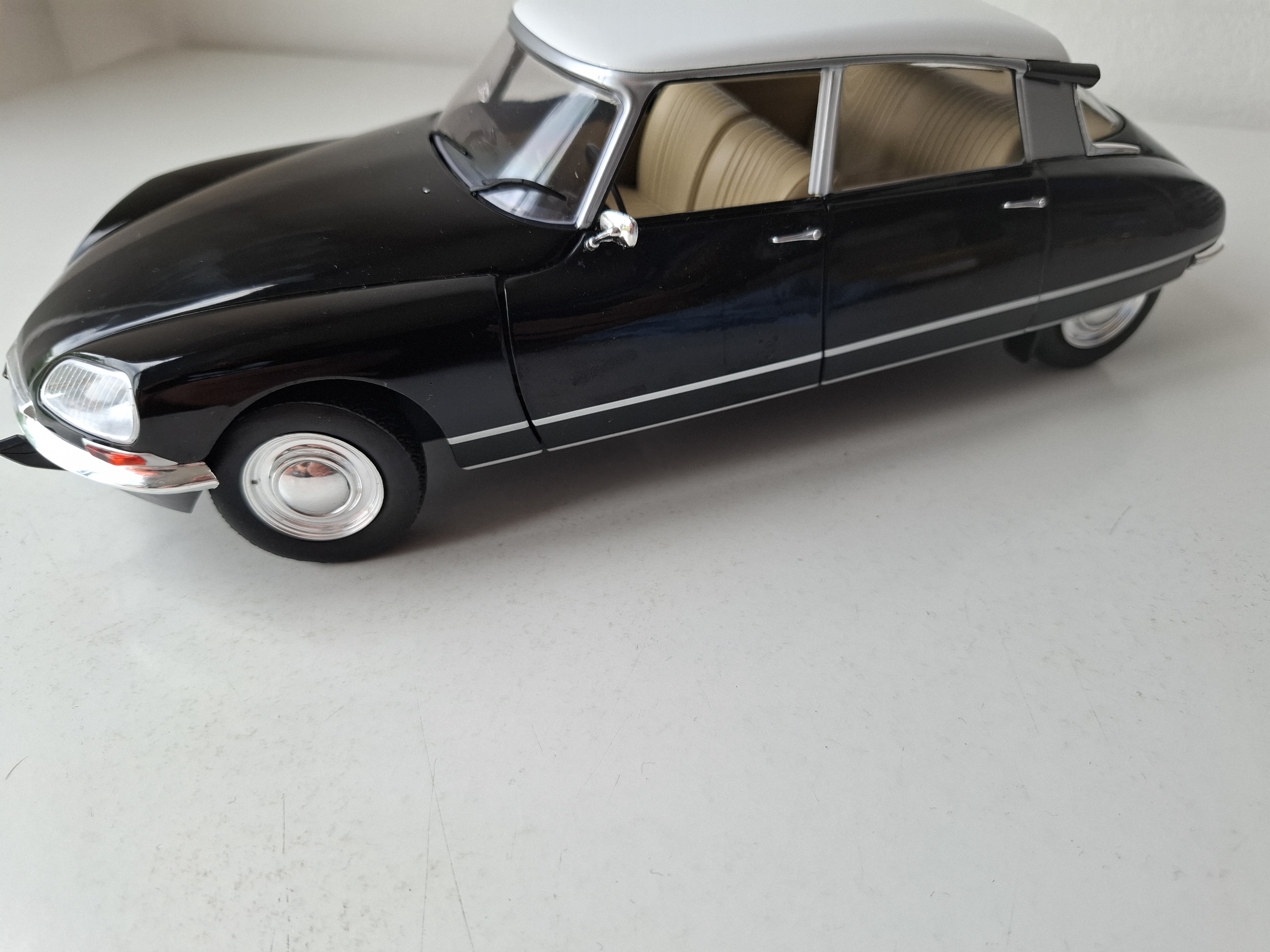 Citroen DS ( Snoek) 1:18  Solido
