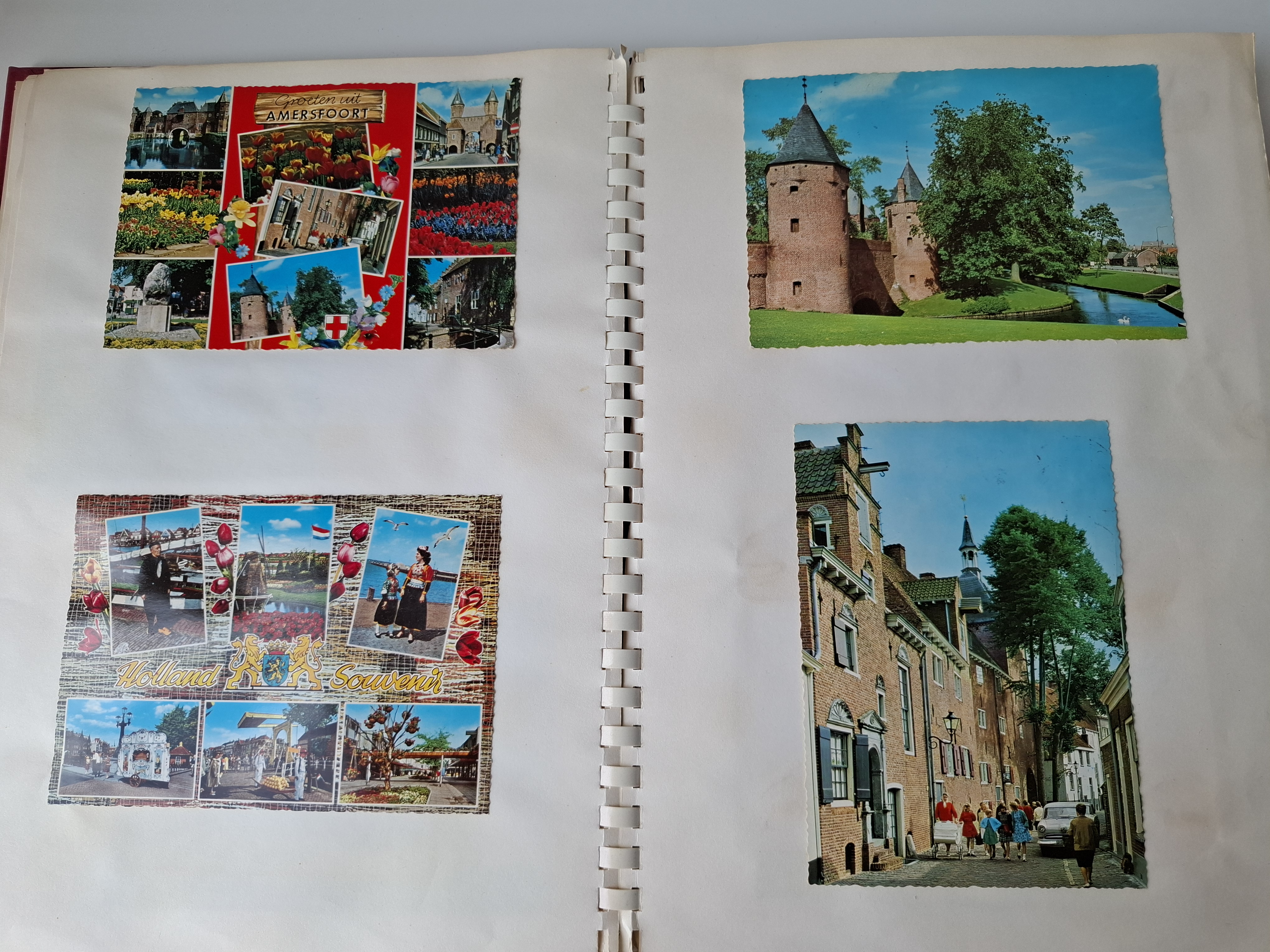 Boek met 154 ansichtkaarten