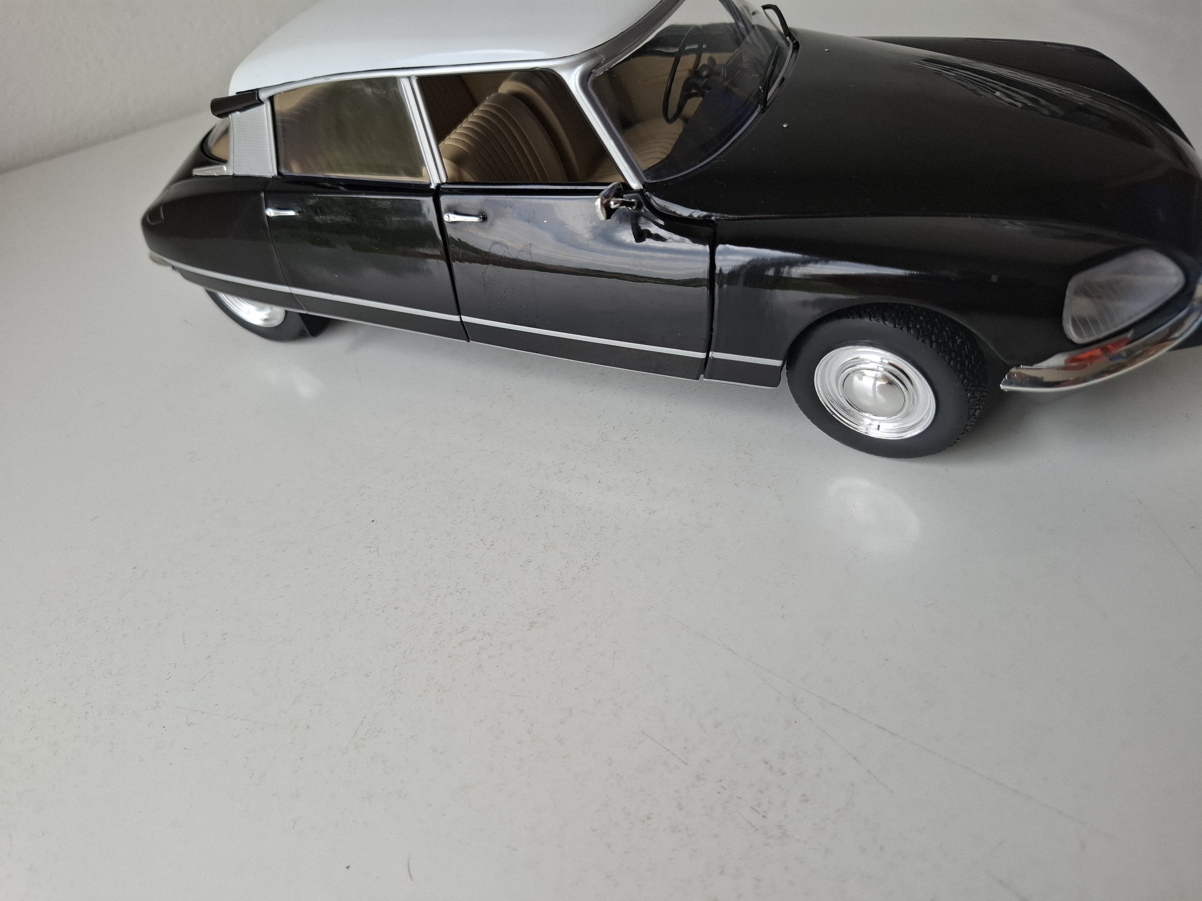 Citroen DS ( Snoek) 1:18  Solido