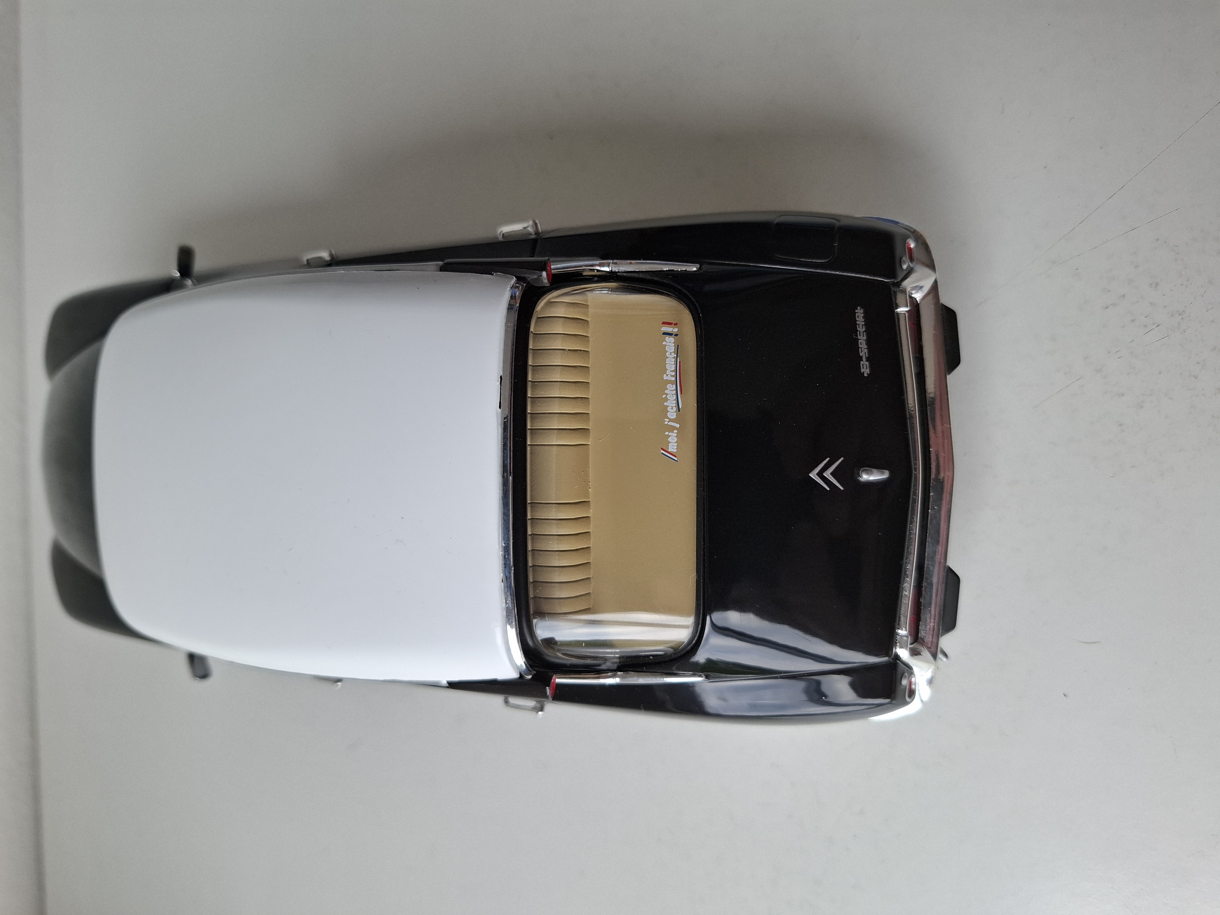 Citroen DS ( Snoek) 1:18  Solido