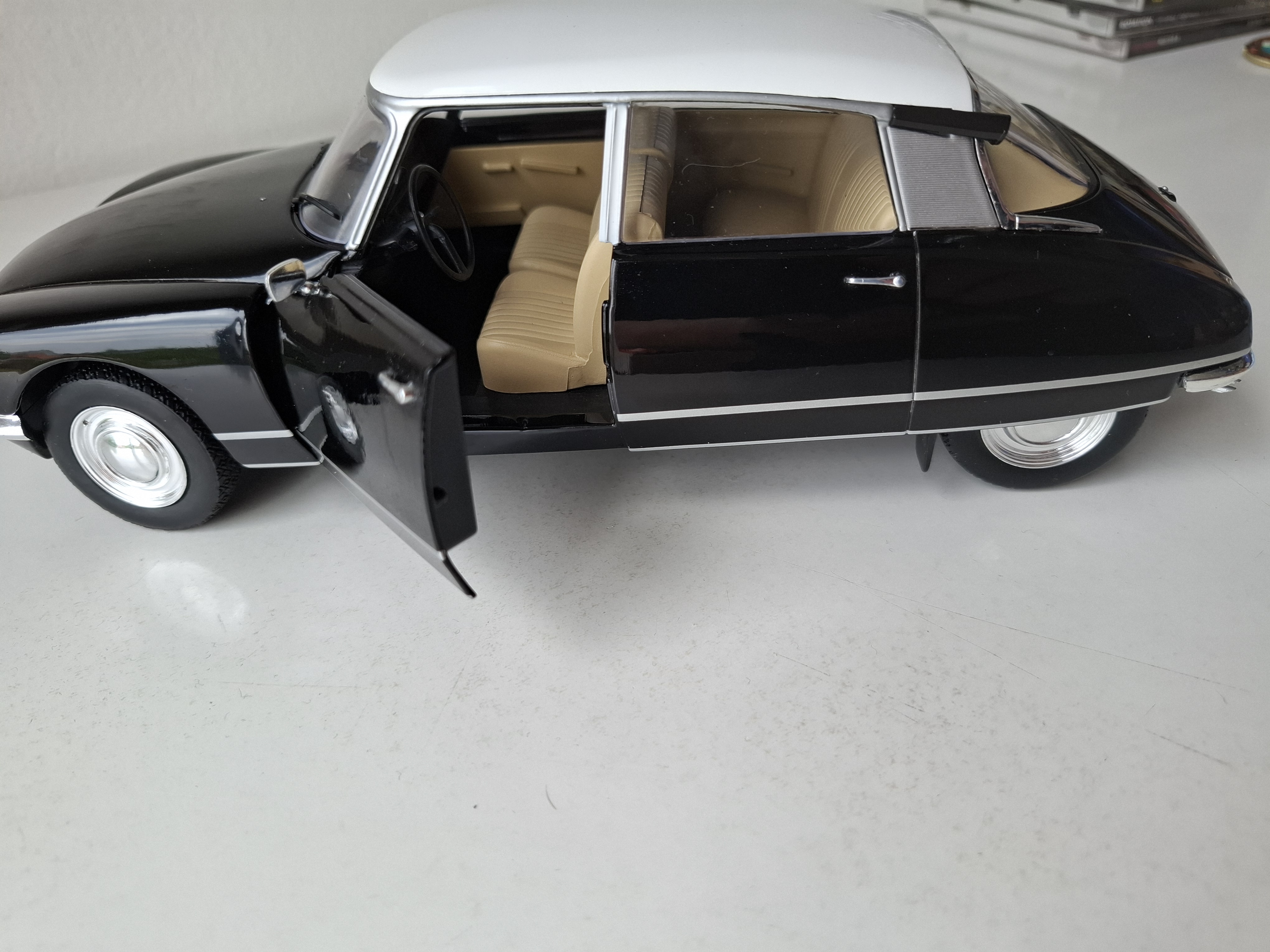 Citroen DS ( Snoek) 1:18  Solido