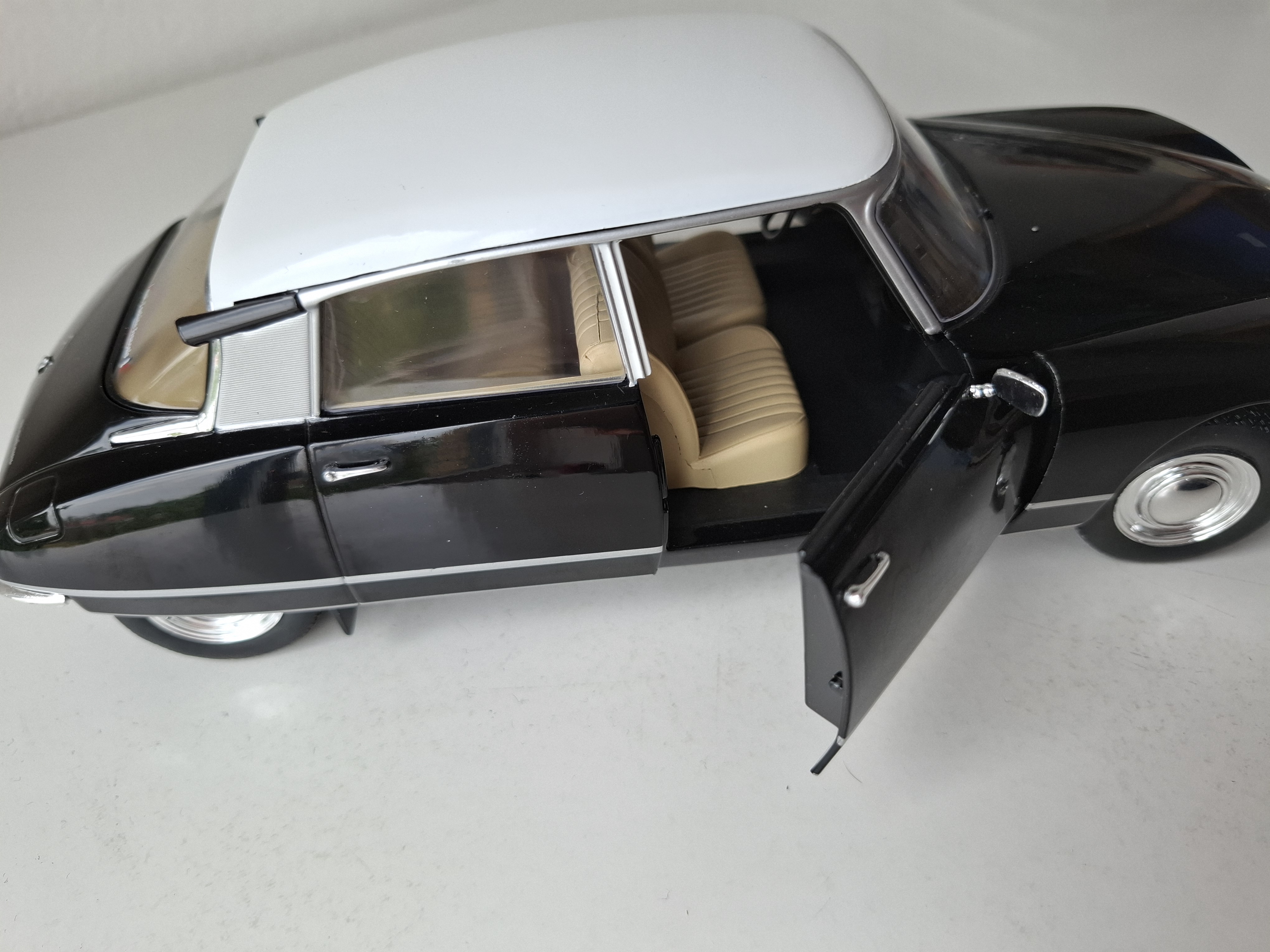 Citroen DS ( Snoek) 1:18  Solido