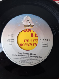 Tony Orlando and Dawn - Tie a yellow ribbon