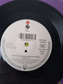 Deee-Lite - Groove is in the heart