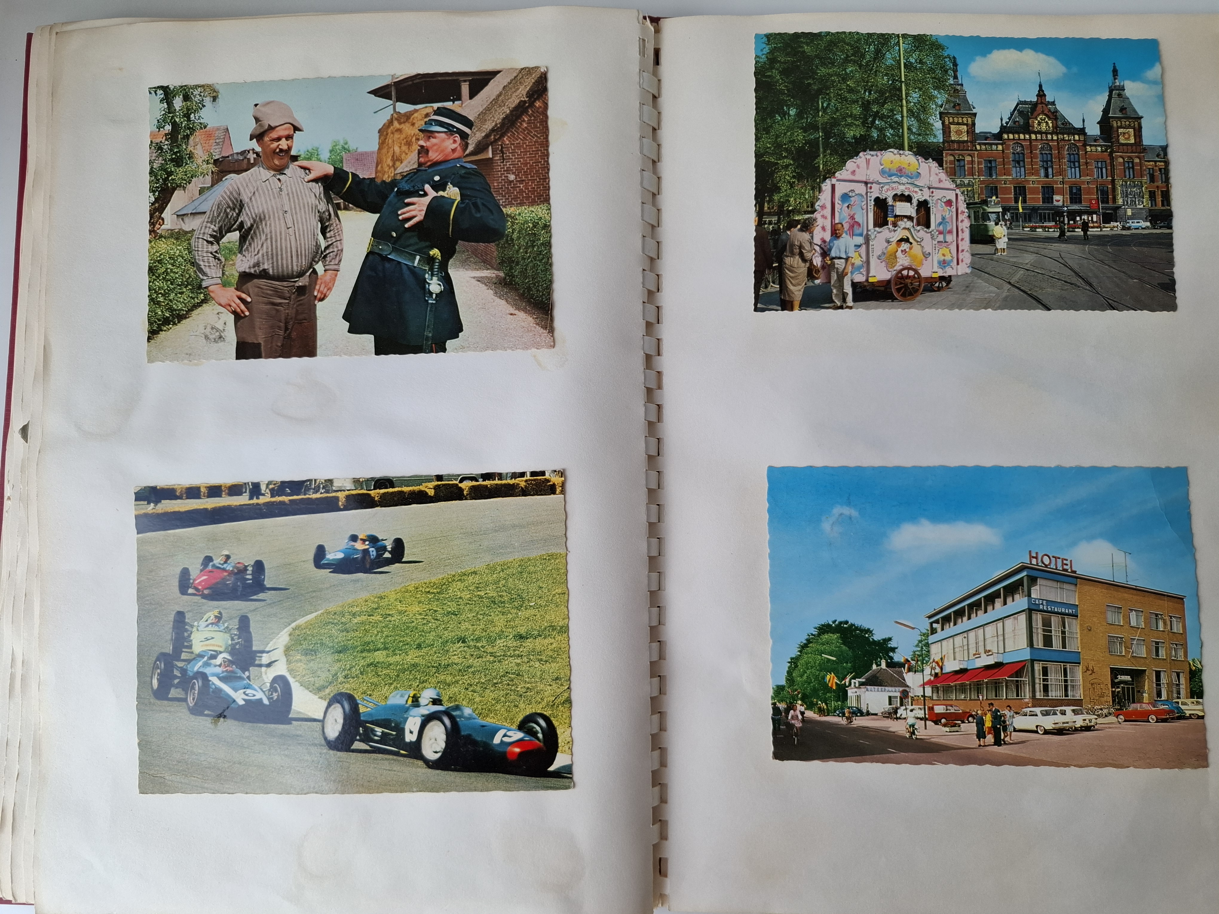 Boek met 154 ansichtkaarten