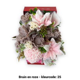 Zeepbloemen in kleine vierkante doos (met hartje erin)