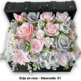 Zeepbloemen in grote houten kist