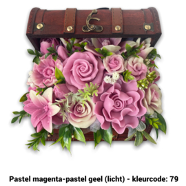 Zeepbloemen in middelgrote houten kist