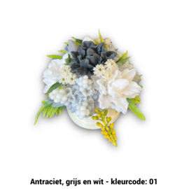 Zeepbloemen in kleine houten pot