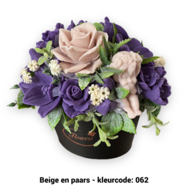 Zeepbloemen in zwarte ovale doos (met engeltje erin)