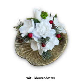 Zeepbloemen op kleine bladvormige schaal (met kerstversiering)