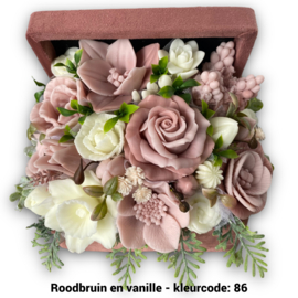 Zeepbloemen in middelgrote kist bedekt met stof