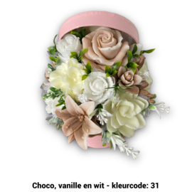 Zeepbloemen in ronde doos met deksel er achter