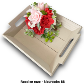 Zeepbloemen op dienblad (met minder bloemen in de hoek)