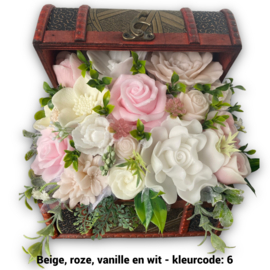 Zeepbloemen in grote kist met patroon erop
