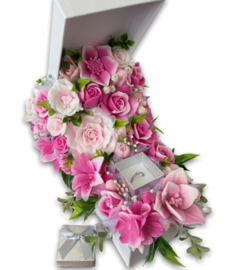 Zeepbloemen in grote lange doos met sieradendoos