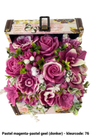 Zeepbloemen in grote kist met vlinder print