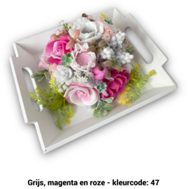 Zeepbloemen op dienblad (met veel meer bloemen)