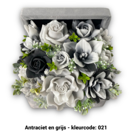 Zeepbloemen in middelgrote kist bedekt met stof