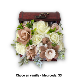 Zeepbloemen in kleine houten kist