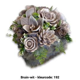 Zeepbloemen in grote vierkante doos bedekt met bont