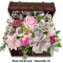 Zeepbloemen in grote kist met patroon erop
