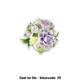 Zeepbloemen in kleine houten pot