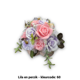 Zeepbloemen in hartvormige doos