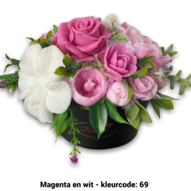 Zeepbloemen in zwarte ovale doos