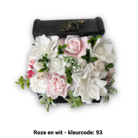 Zeepbloemen in kleine houten kist