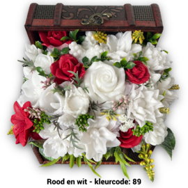 Zeepbloemen in grote kist met patroon erop
