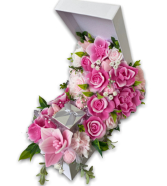 Zeepbloemen in grote lange doos met sieradendoos