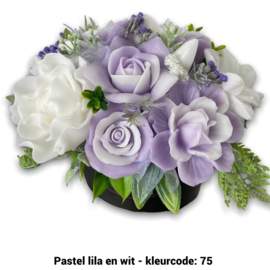 Zeepbloemen in zwarte ovale doos