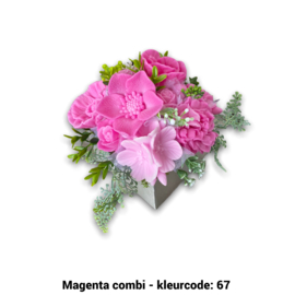 Zeepbloemen in kleine vierkante doos