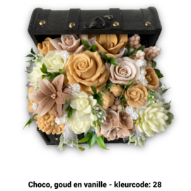 Zeepbloemen in middelgrote houten kist