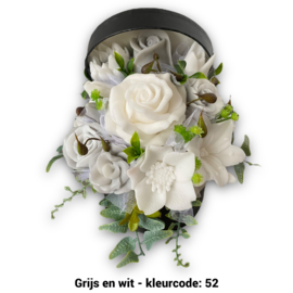 Zeepbloemen in ronde doos met deksel er achter