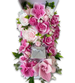 Zeepbloemen in grote lange doos met sieradendoos