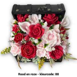 Zeepbloemen in middelgrote houten kist