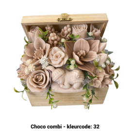 Zeepbloemen in middelgrote onbeschilderde houten kist (met baby erin)