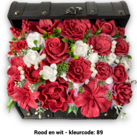 Zeepbloemen in grote houten kist