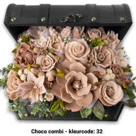 Zeepbloemen in grote houten kist