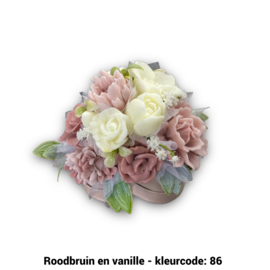 Zeepbloemen in hartvormige doos