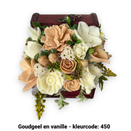 Zeepbloemen in kleine houten kist
