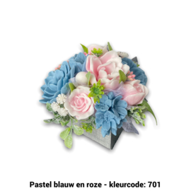 Zeepbloemen in kleine vierkante doos