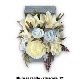 Zeepbloemen in kleine vierkante doos met deksel er achter