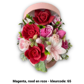 Zeepbloemen in ronde doos met deksel er achter