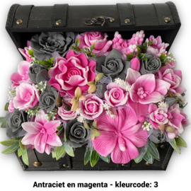 Zeepbloemen in grote houten kist
